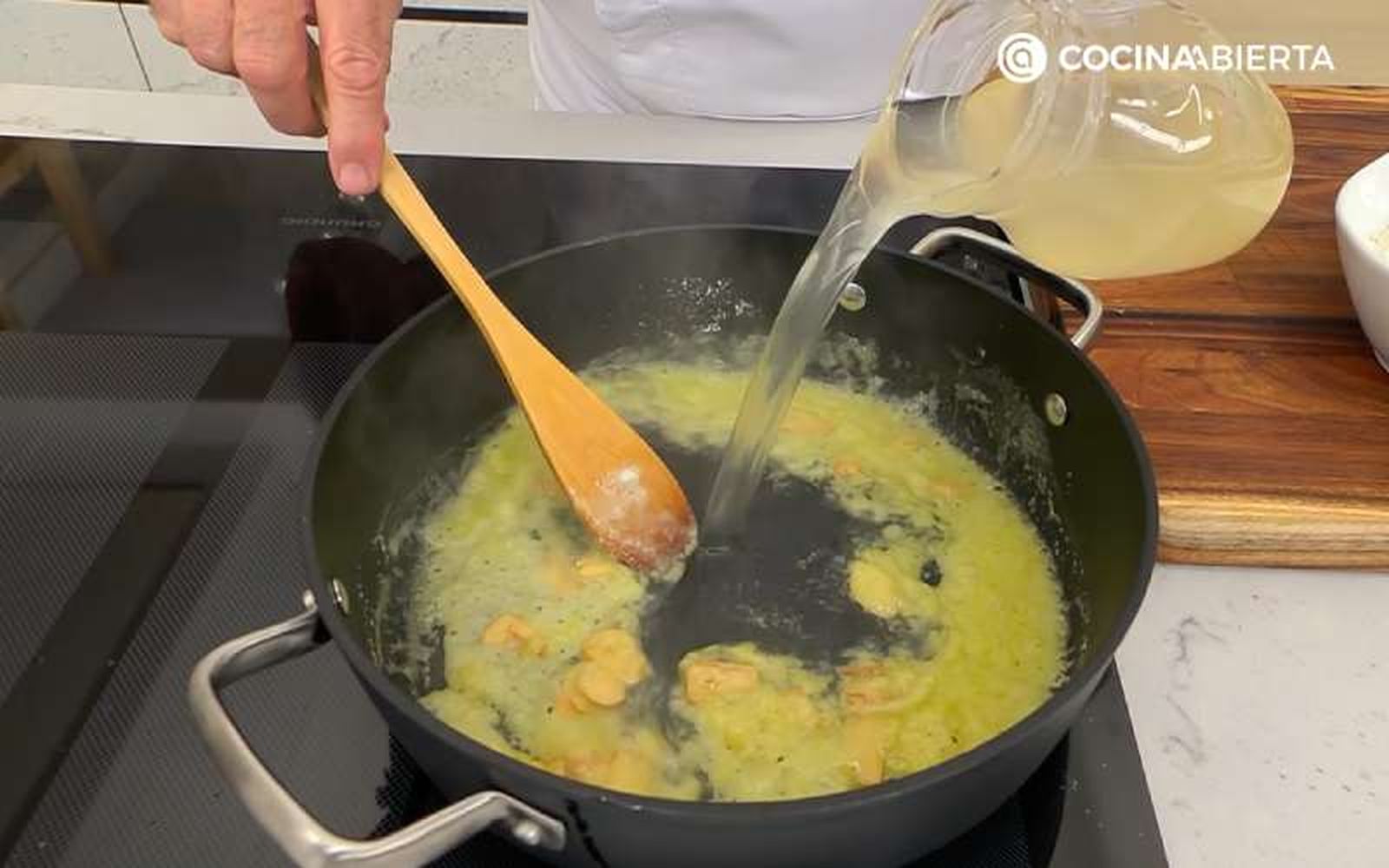 Incorpora el caldo de pescado para preparar la salsa verde