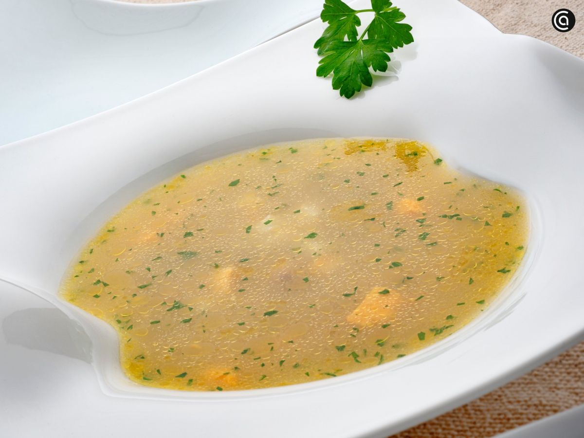 Sopa de pollo con estrellitas y tapioca, la versión casera de Karlos Arguiñano