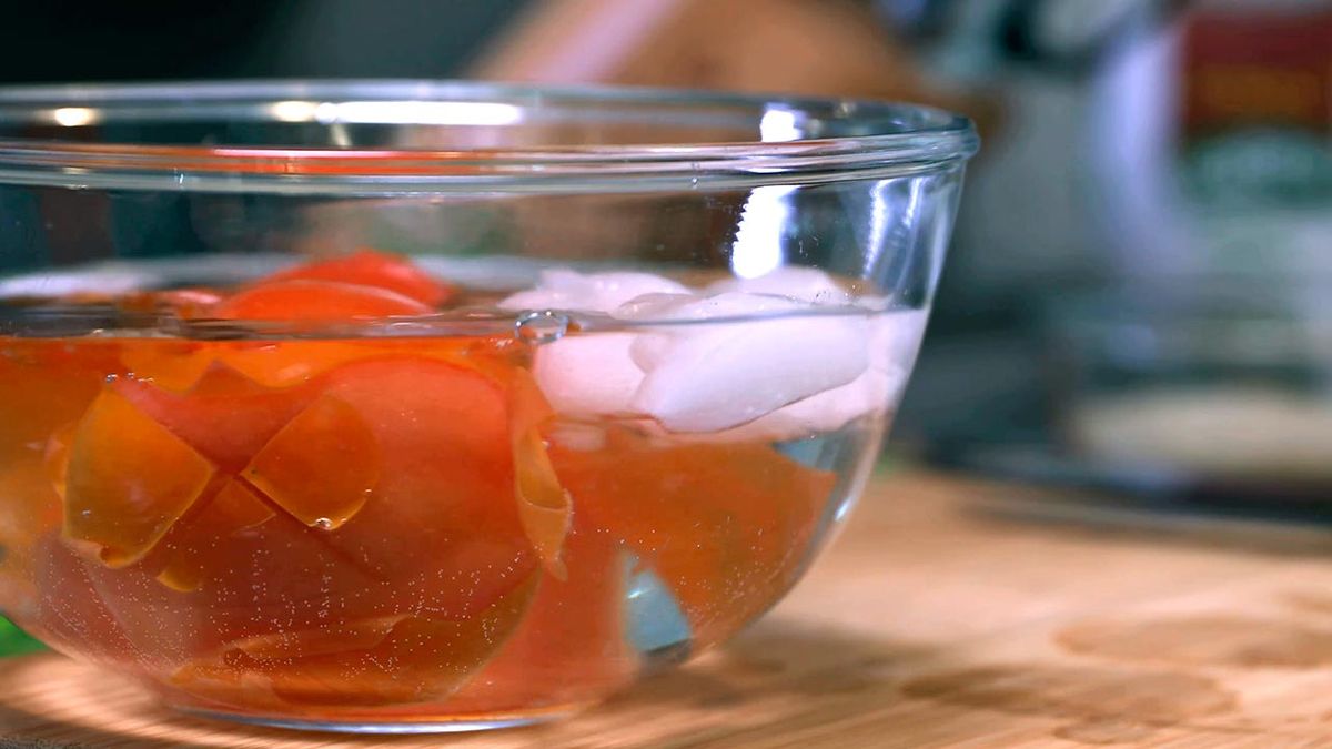 Técnica cómo escaldar tomates  paso 3