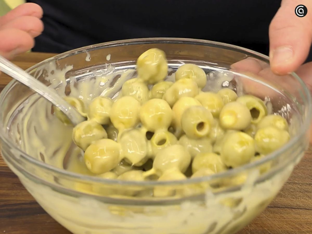 Empapa las aceitunas en huevo batido y harina hasta que queden bien cubiertas