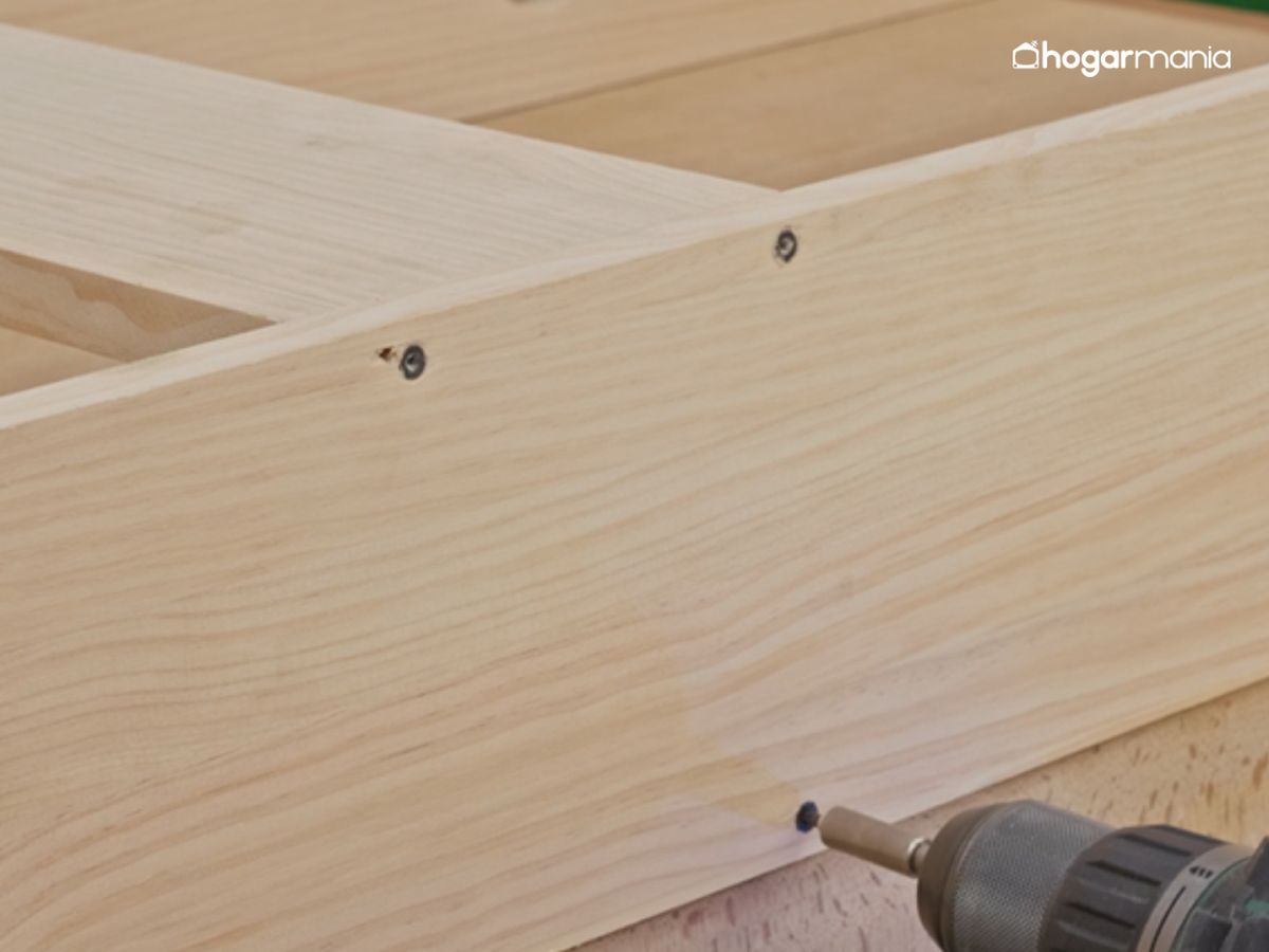 Montamos la estructura completa del mueble con las patas de refuerzo.