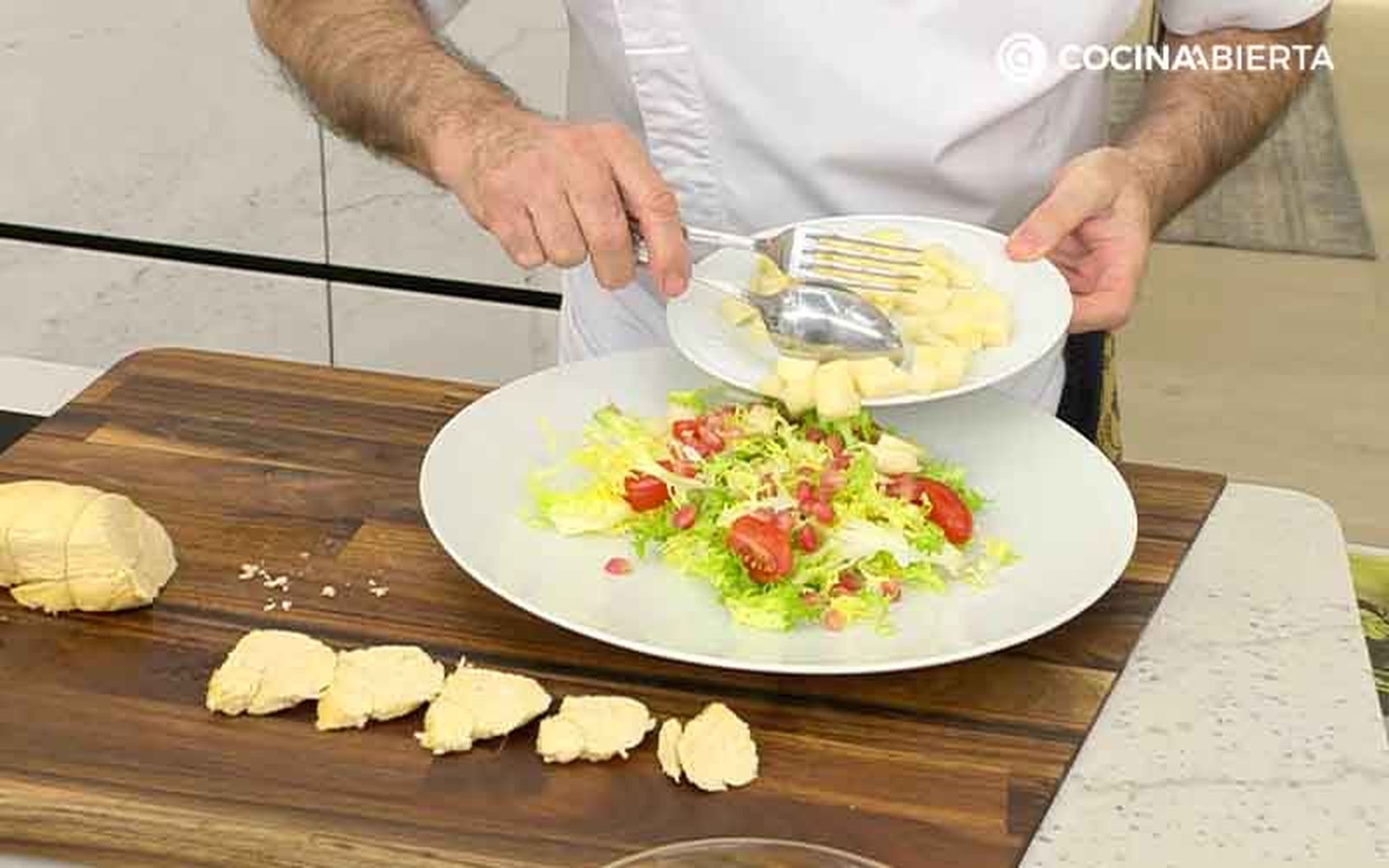 Incorpora las peras troceadas a la ensalada Incorpora las peras troceadas a la ensalada