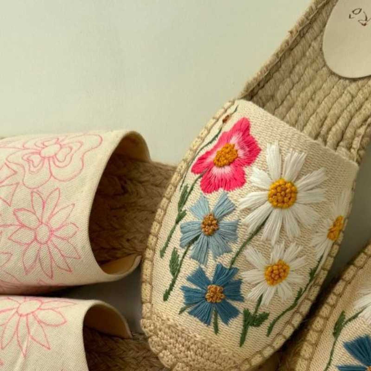 Alpargatas con flores bordadas.
