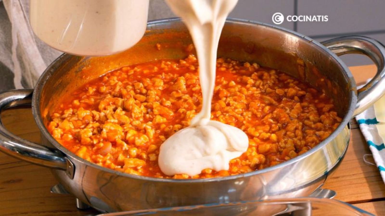 Agregamos un poco de bechamel al relleno de pollo Agregamos un poco de bechamel al relleno de pollo