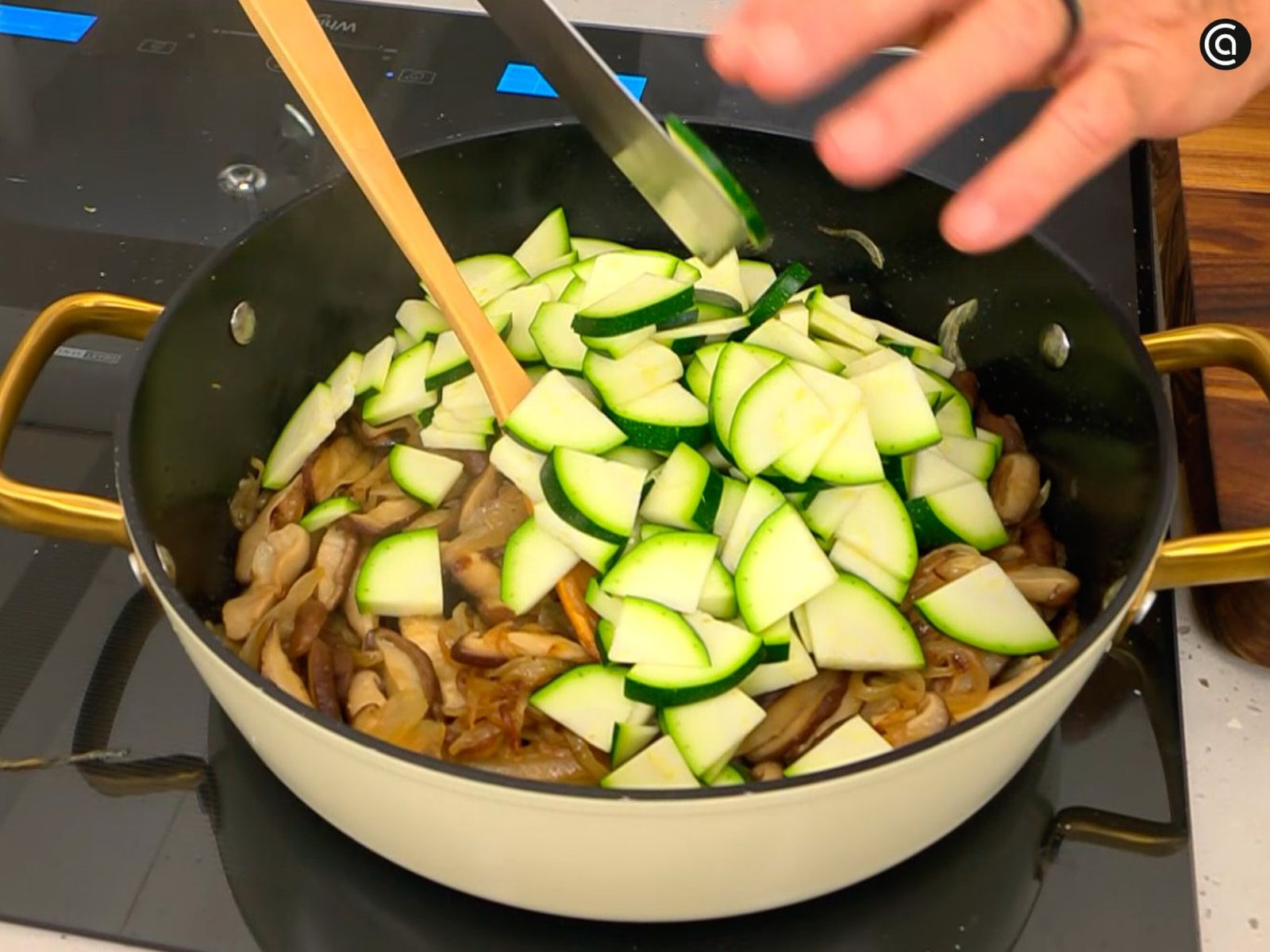 Cocina las hortalizas con las setas a fuego medio Cocina las hortalizas con las setas a fuego medio