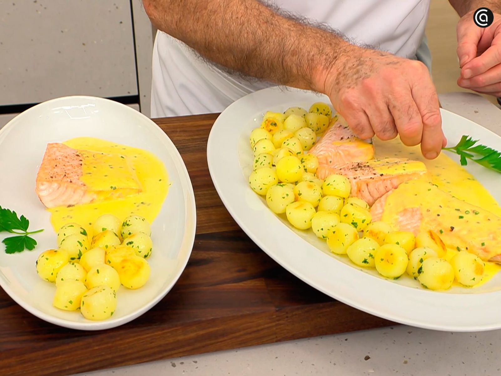 Sirve el salmón con salsa bearnesa y añade las patatas como guarnición