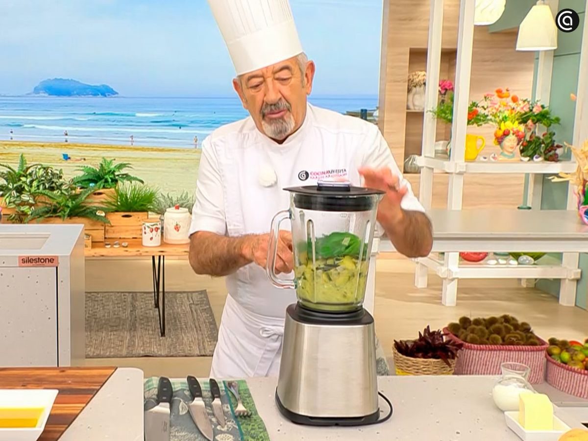 Prepara la salsa triturando el calabacín con hojas de albahaca