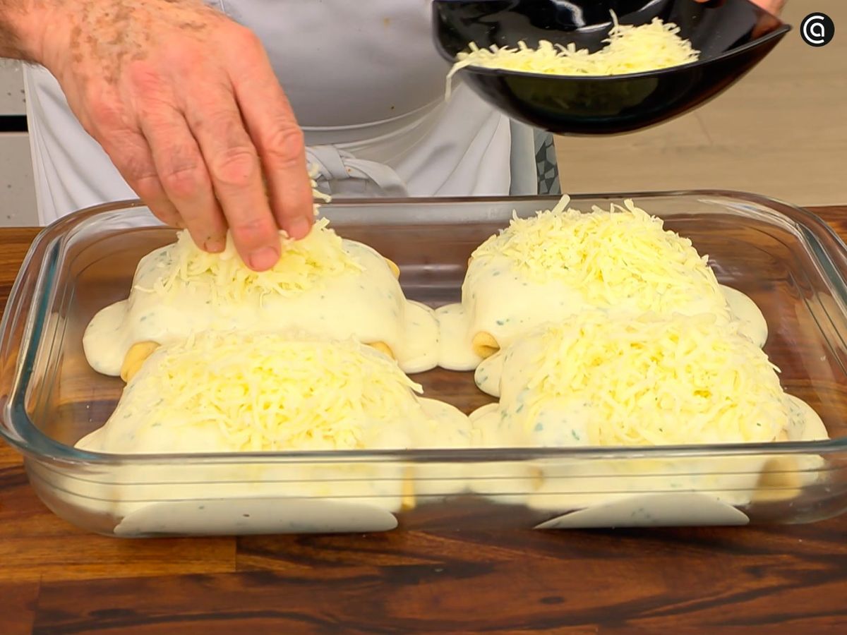 Coloca el relleno en cada crepe, napalos con bechamel, añade queso y gratina