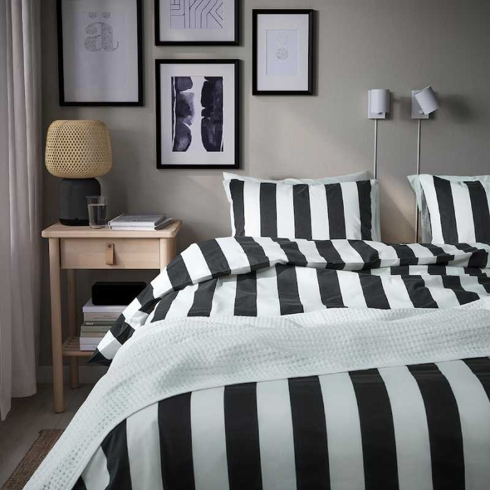 Dormitorio con la funda nórdica de rayas blancas y negras SLÅNHÖSTMAL. Dormitorio con la funda nórdica de rayas blancas y negras SLÅNHÖSTMAL.