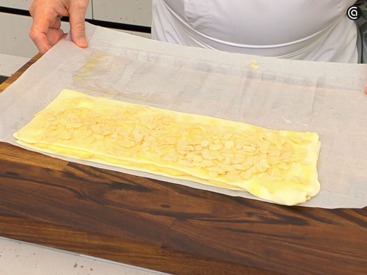 La lámina con las almendras se coloca sobre la capa que lleva crema, dejando ambas bien alineadas.