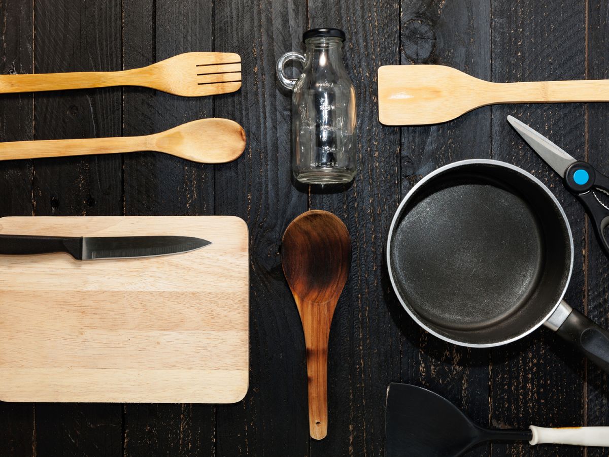 Revisar cuchillos, tablas y sartenes a tiempo ayuda a llegar a las semanas fuertes de cocina con todo bajo control.