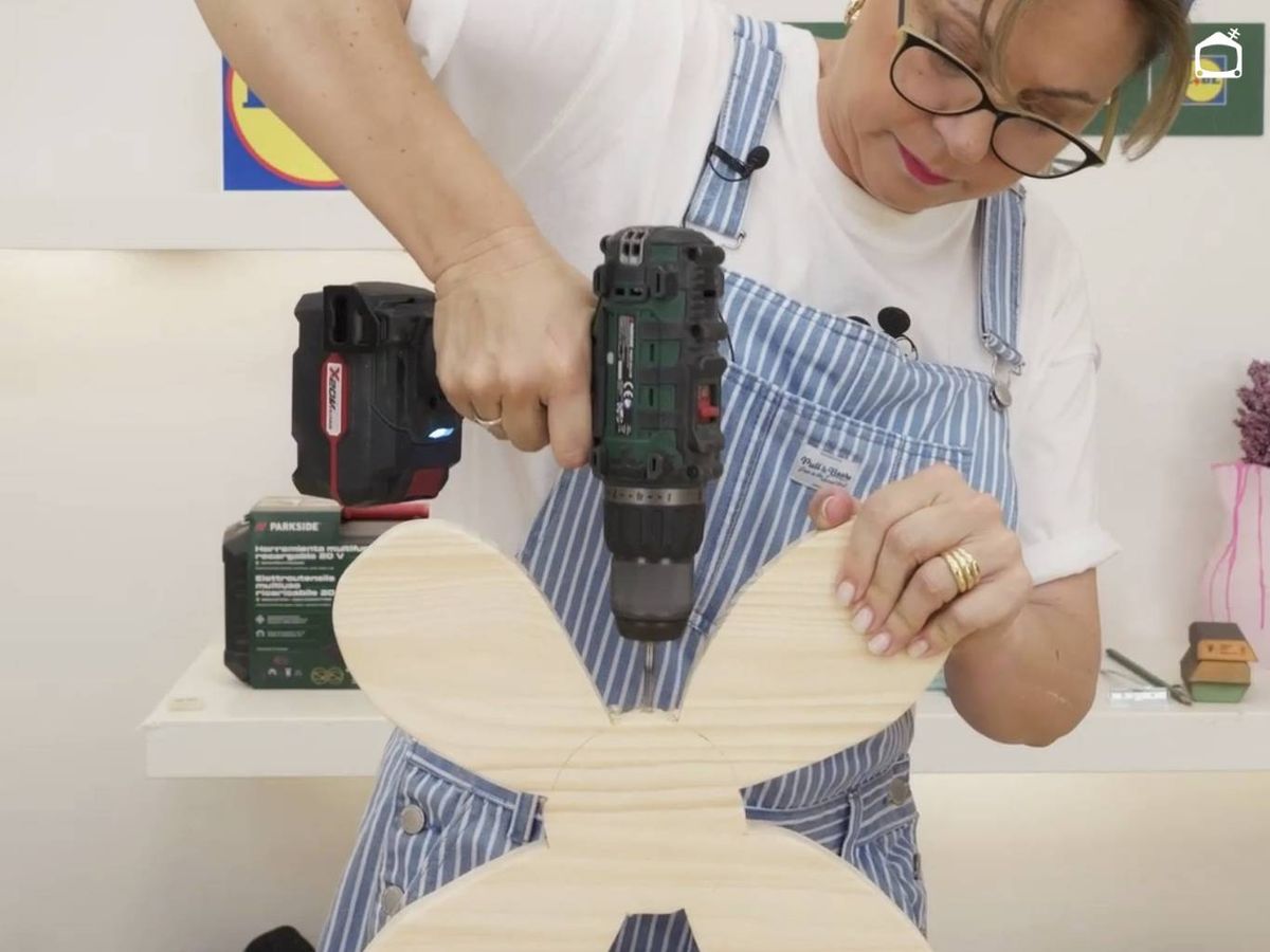 Hacemos un agujero en la flor para meter el tallo.