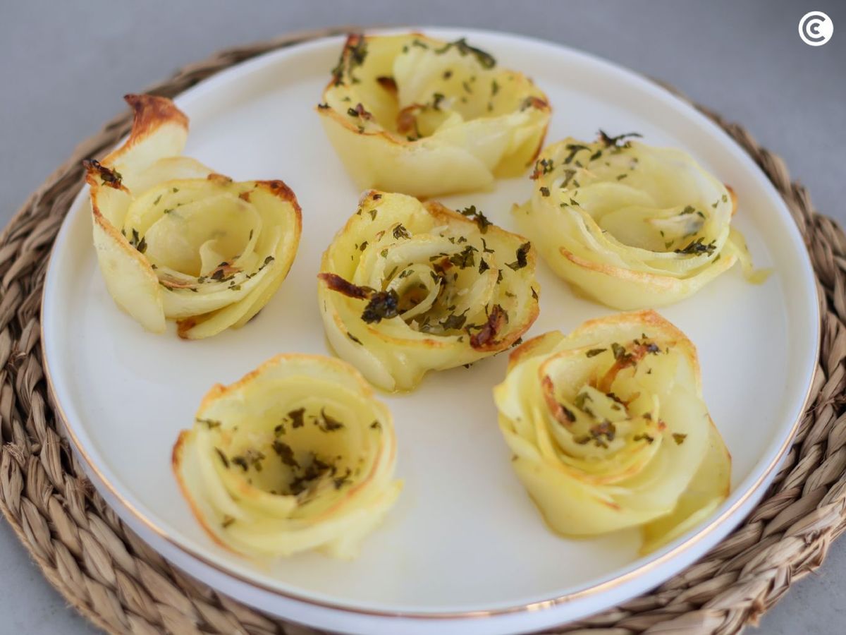 Rosas de patata con salsa de ajo y perejil