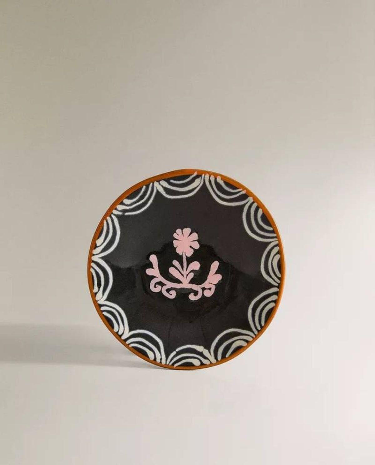 Plato negro Nanushka.