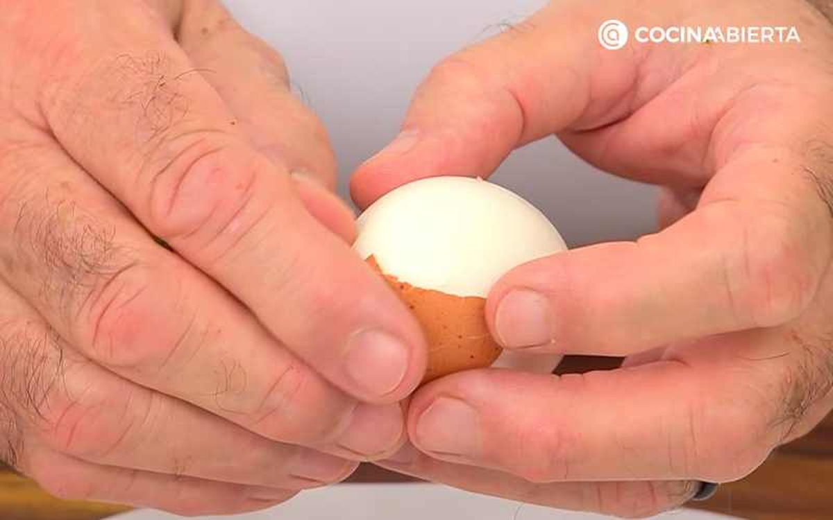 Pela y reserva los huevos cocidos