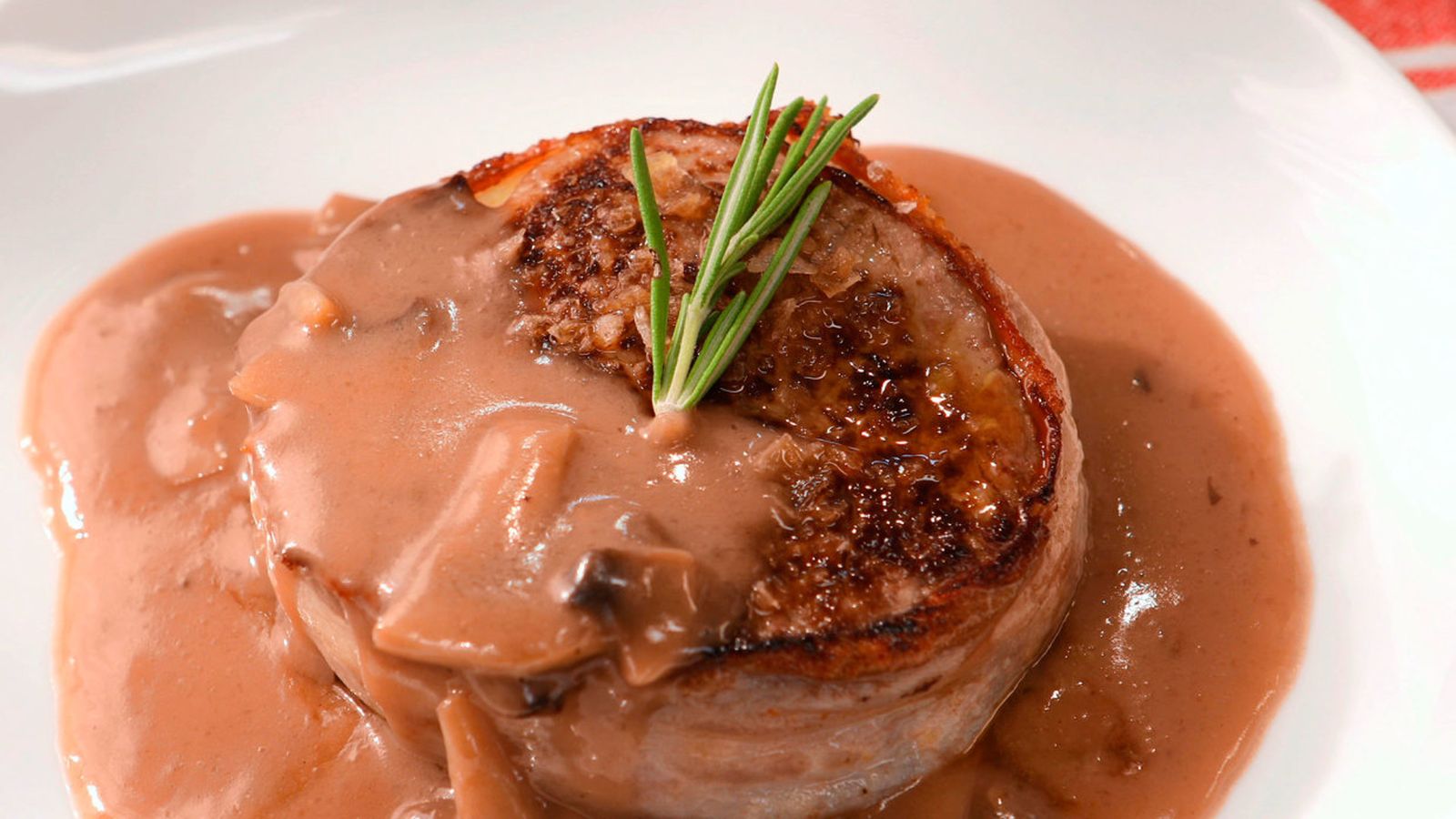 Solomillo con salsa de champiñones