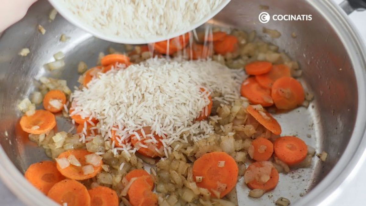 Sellamos los granos de arroz en el sofrito