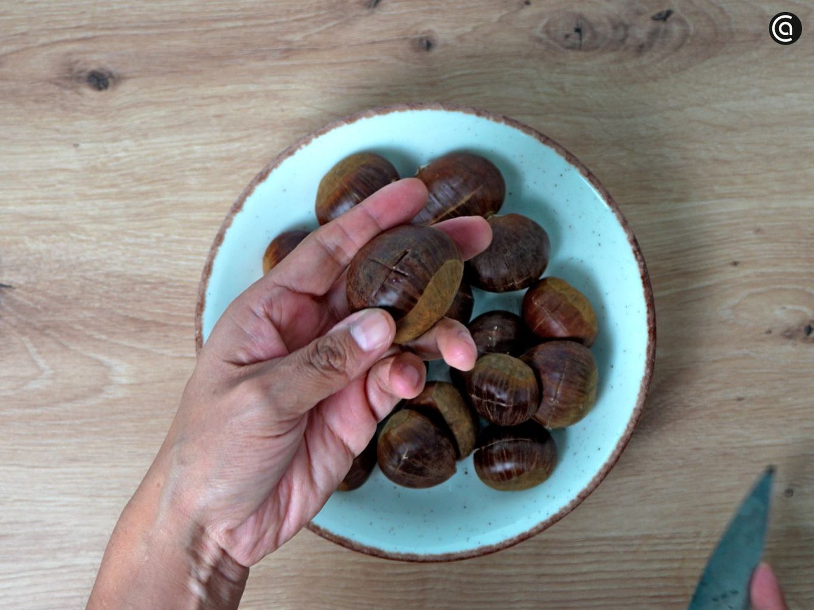 Con un cuchillo afilado, marca una cruz en cada castaña Con un cuchillo afilado, marca una cruz en cada castaña