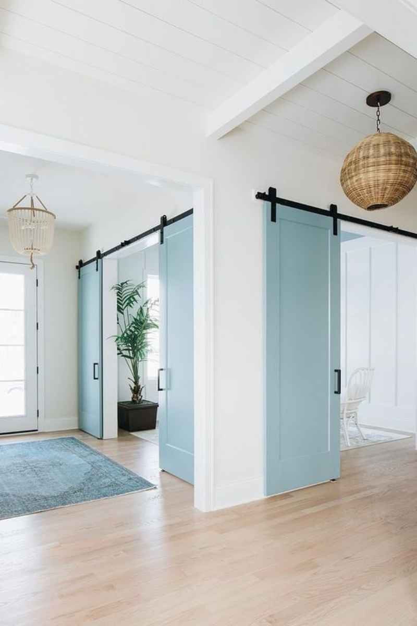 El color de la puerta contrasta con el suelo y la pared El color de la puerta contrasta con el suelo y la pared