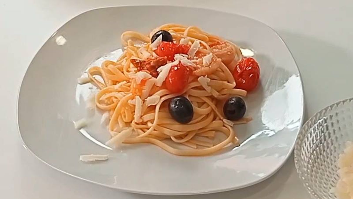 Sirve la pasta a la amatriciana