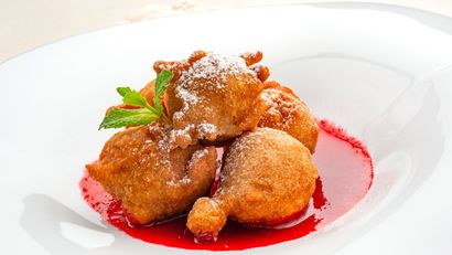 Buñuelos de manzana con coulis de frambuesa, postre fácil de Karlos Arguiñano