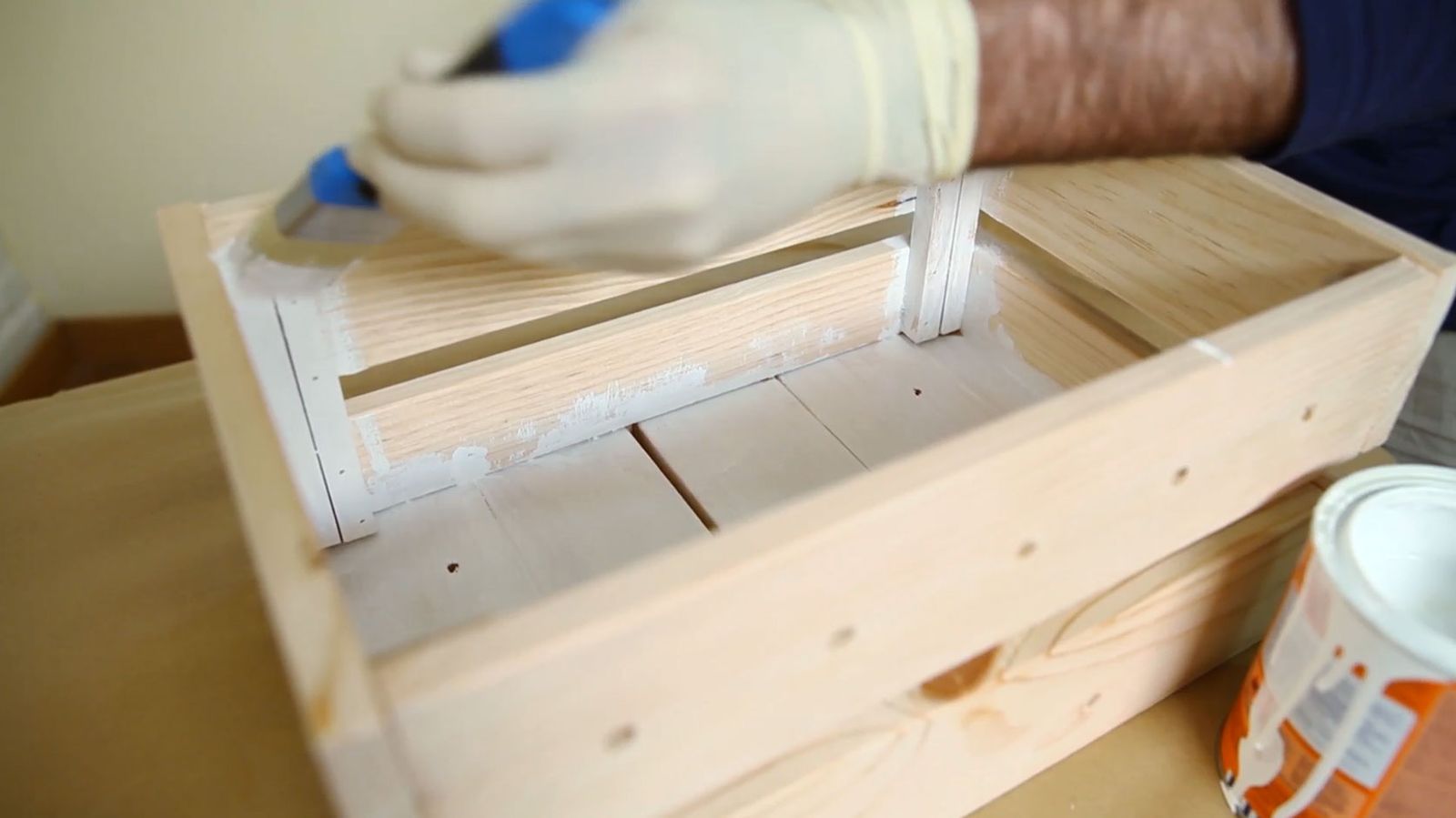 Hacer una mesilla de noche con una caja de madera paso 6