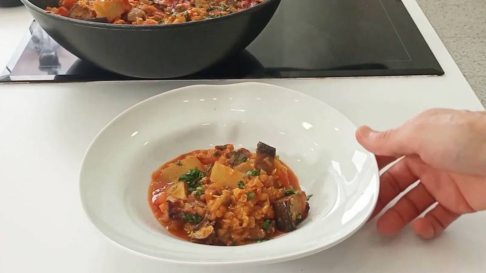 Sirve el plato de lentejas rojas con berenjenas y patatas Sirve el plato de lentejas rojas con berenjenas y patatas