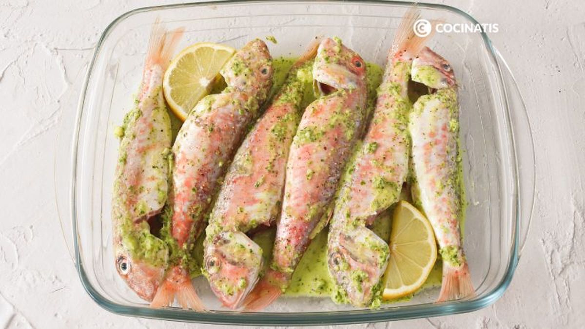 Vertemos el marinado de ajo y perejil sobre los salmonetes