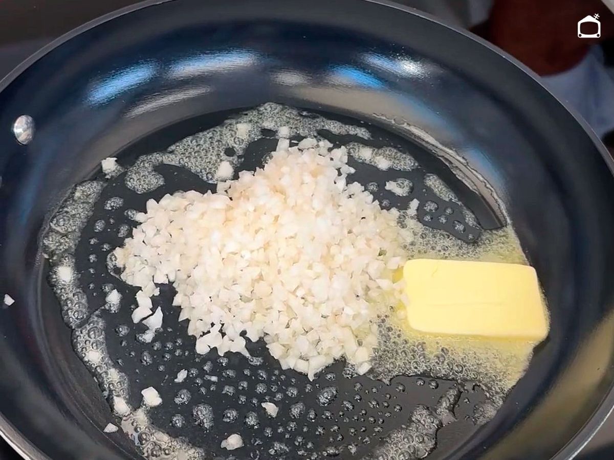Pochar la cebolla para las albóndigas suecas