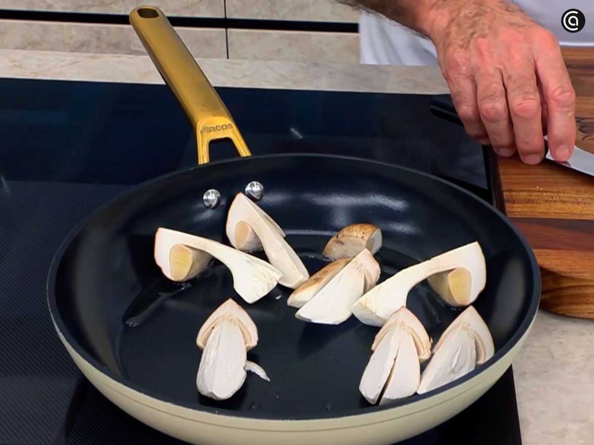 Cocinar los hongos para la ensalada César