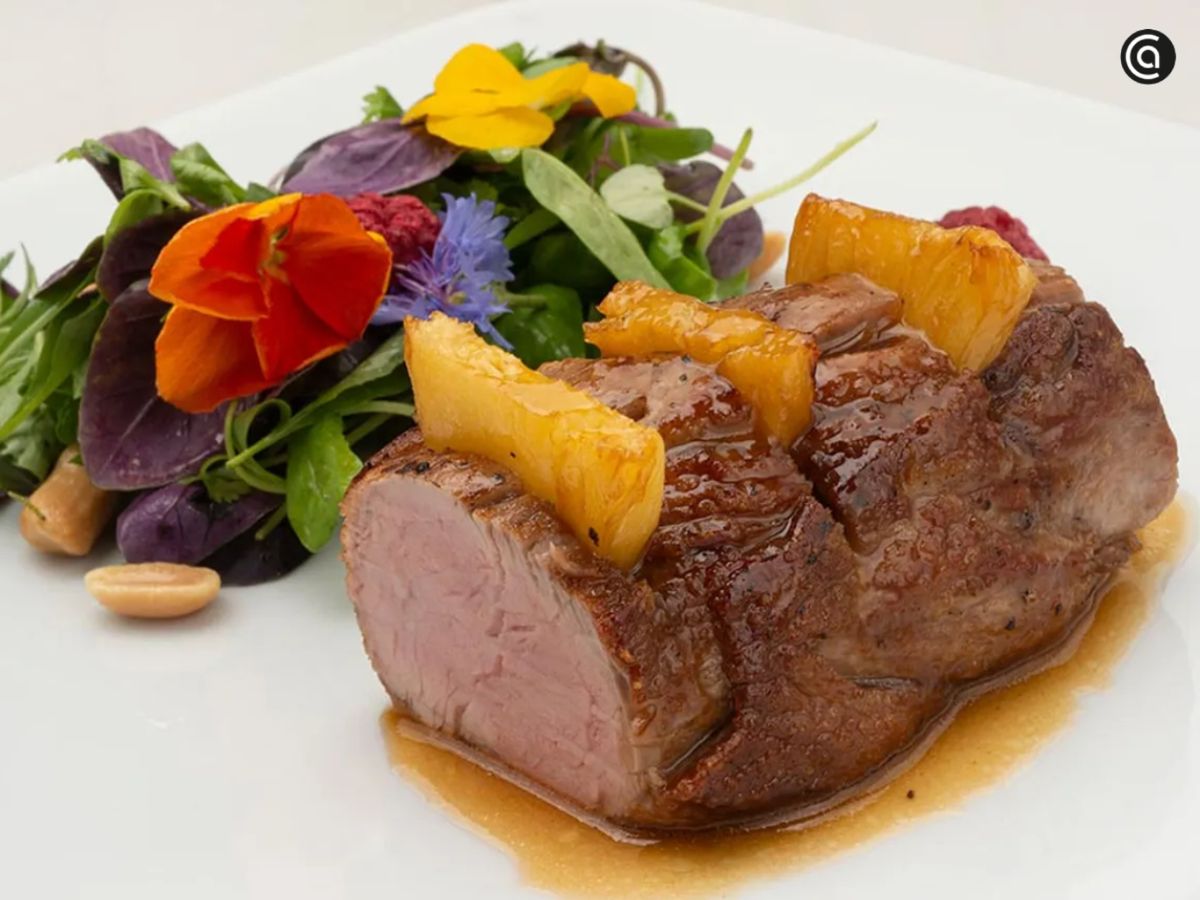 Solomillo de cerdo con piña caramelizada, un contraste tropical que aporta frescura y ligereza.