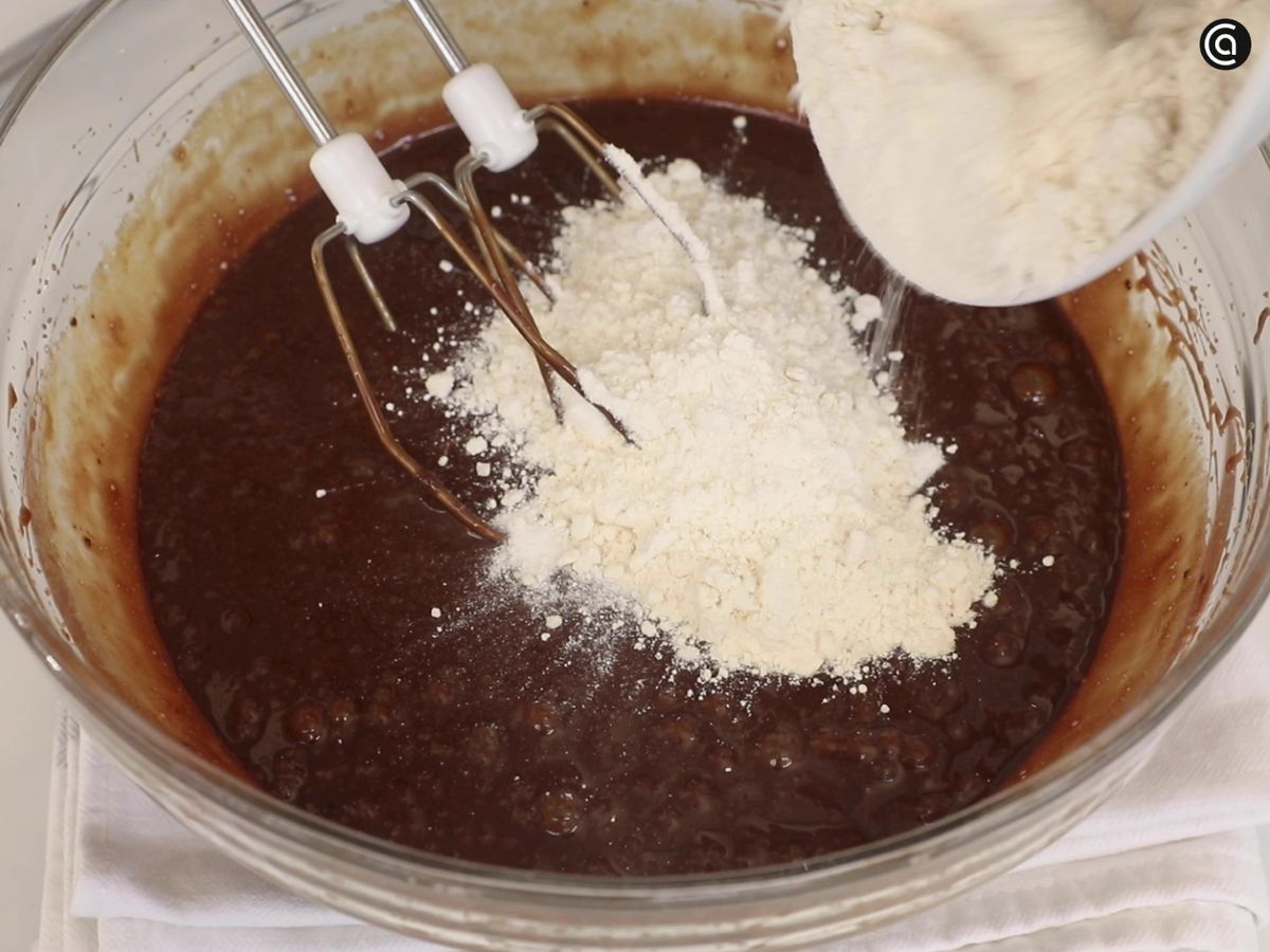 Tamiza la harina y la levadura antes de añadirlas al brownie de chocolate y café
