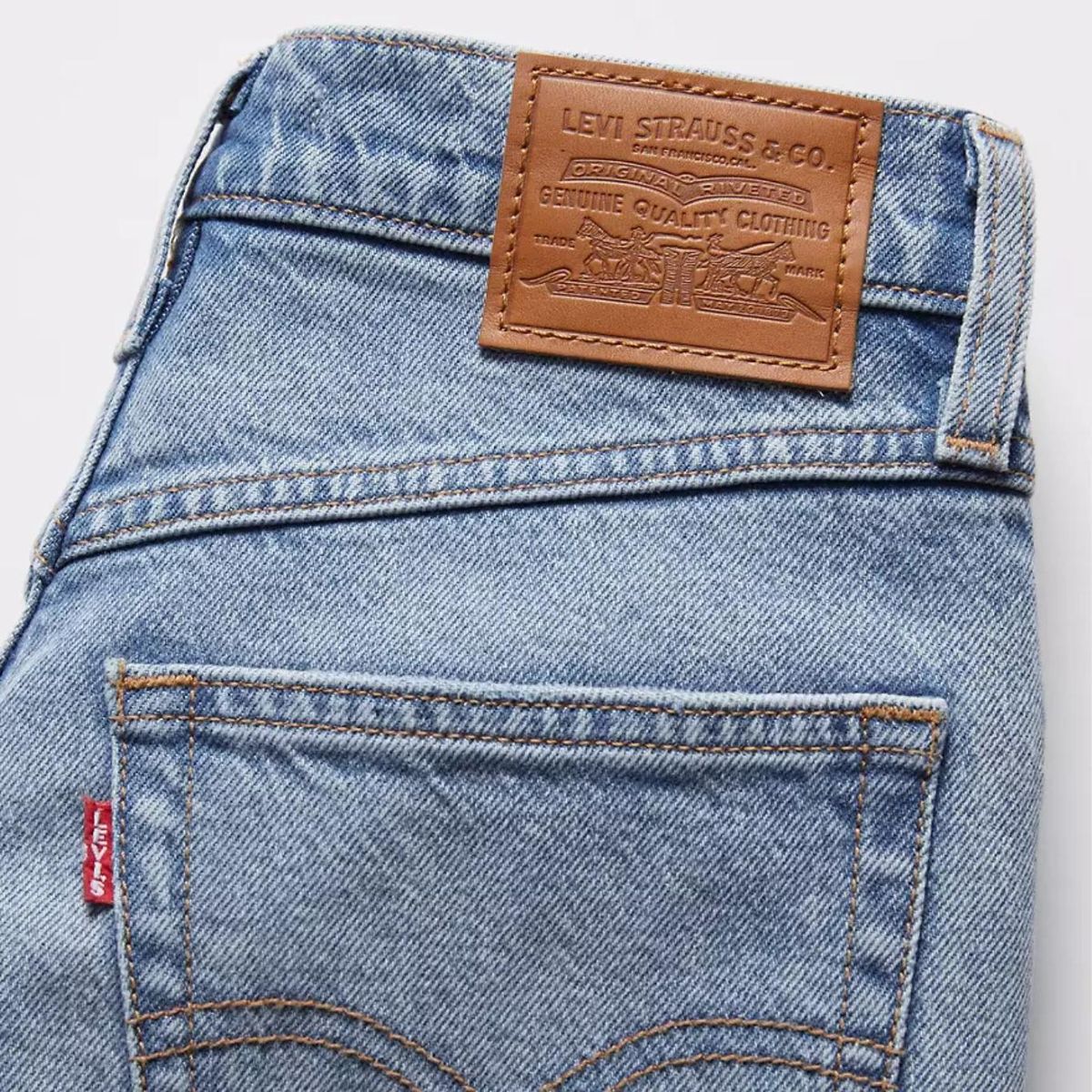 Vaquero 80s mom jeans.
