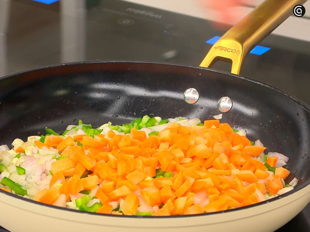 Corta las hortalizas y rehógalas hasta que estén tiernas