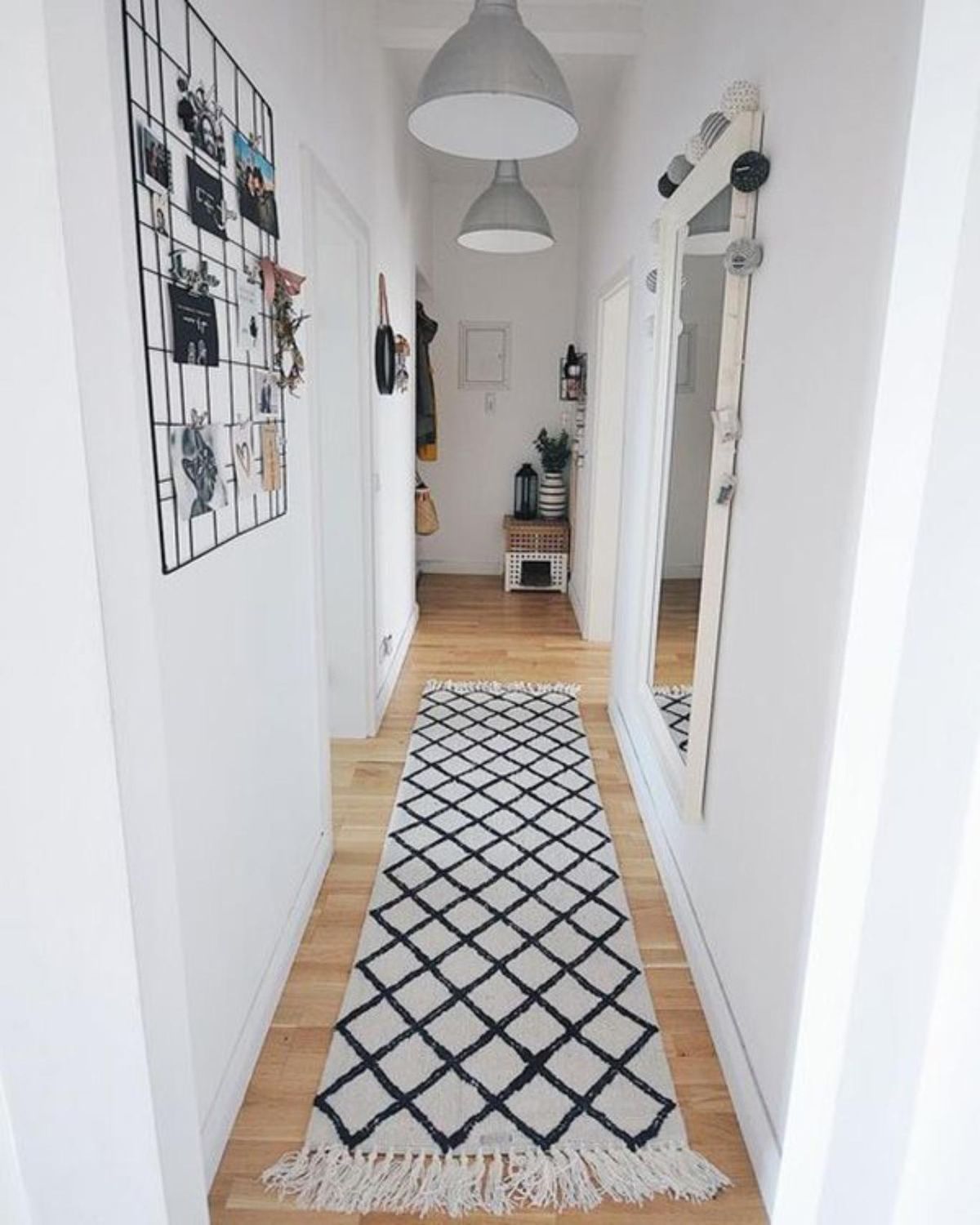 Pasillo largo y estrecho decorado en blanco.