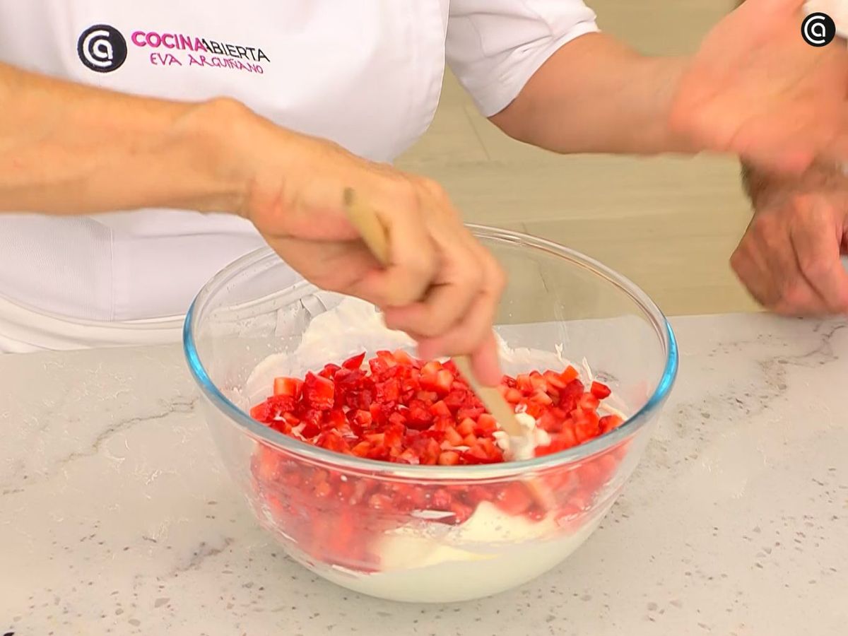 Incorpora las fresas cortadas y mezcla