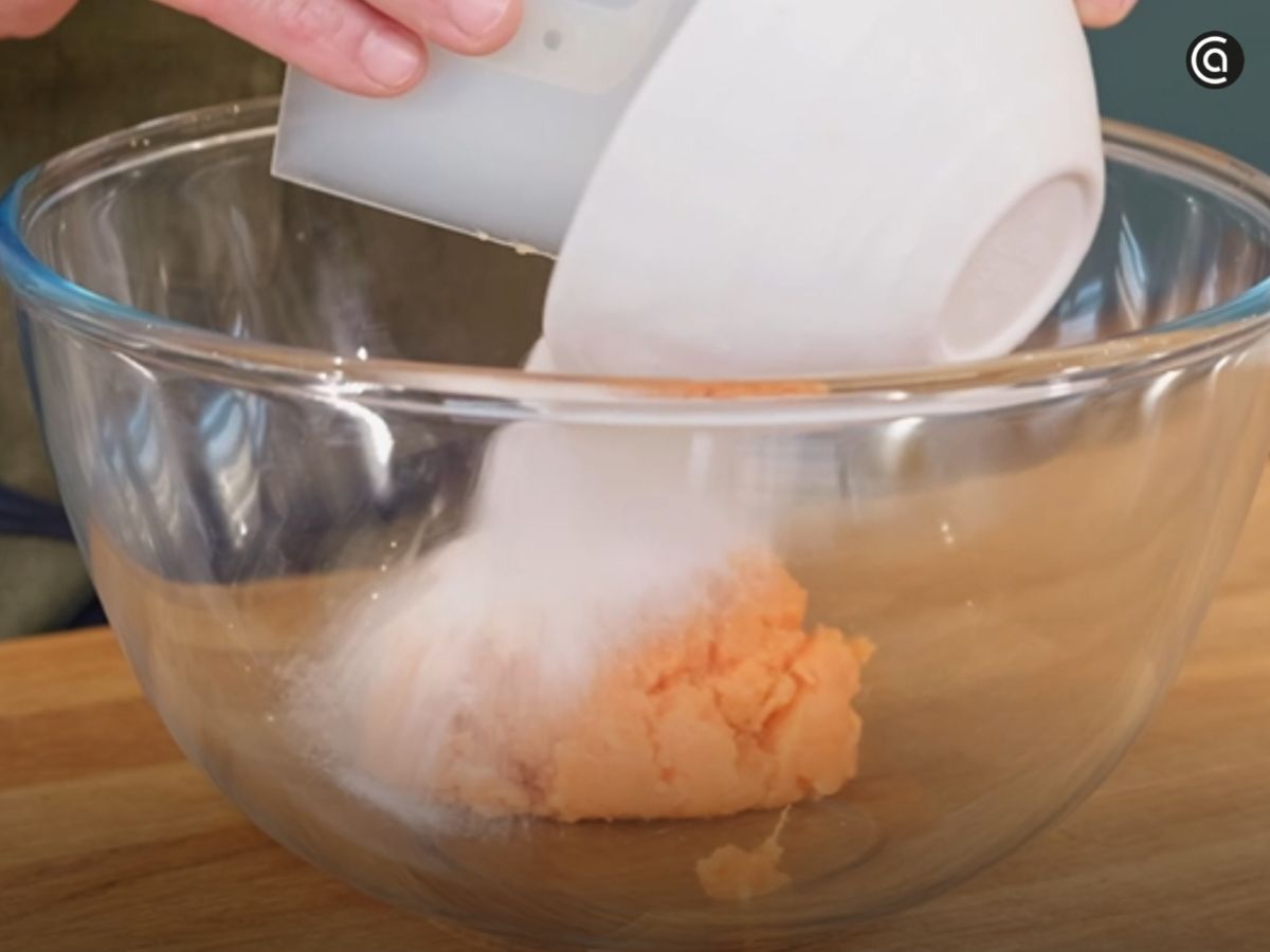 Se mezcla el boniato cocido con el azúcar hasta formar una masa homogénea.