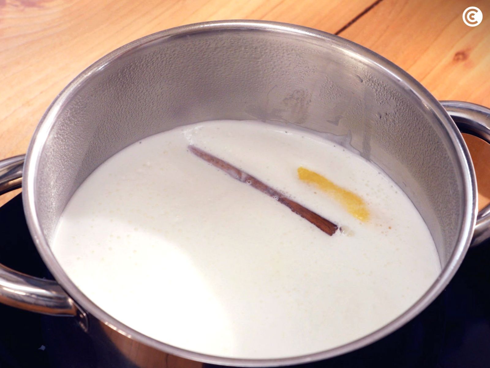 Infusionar la leche para el arroz con leche