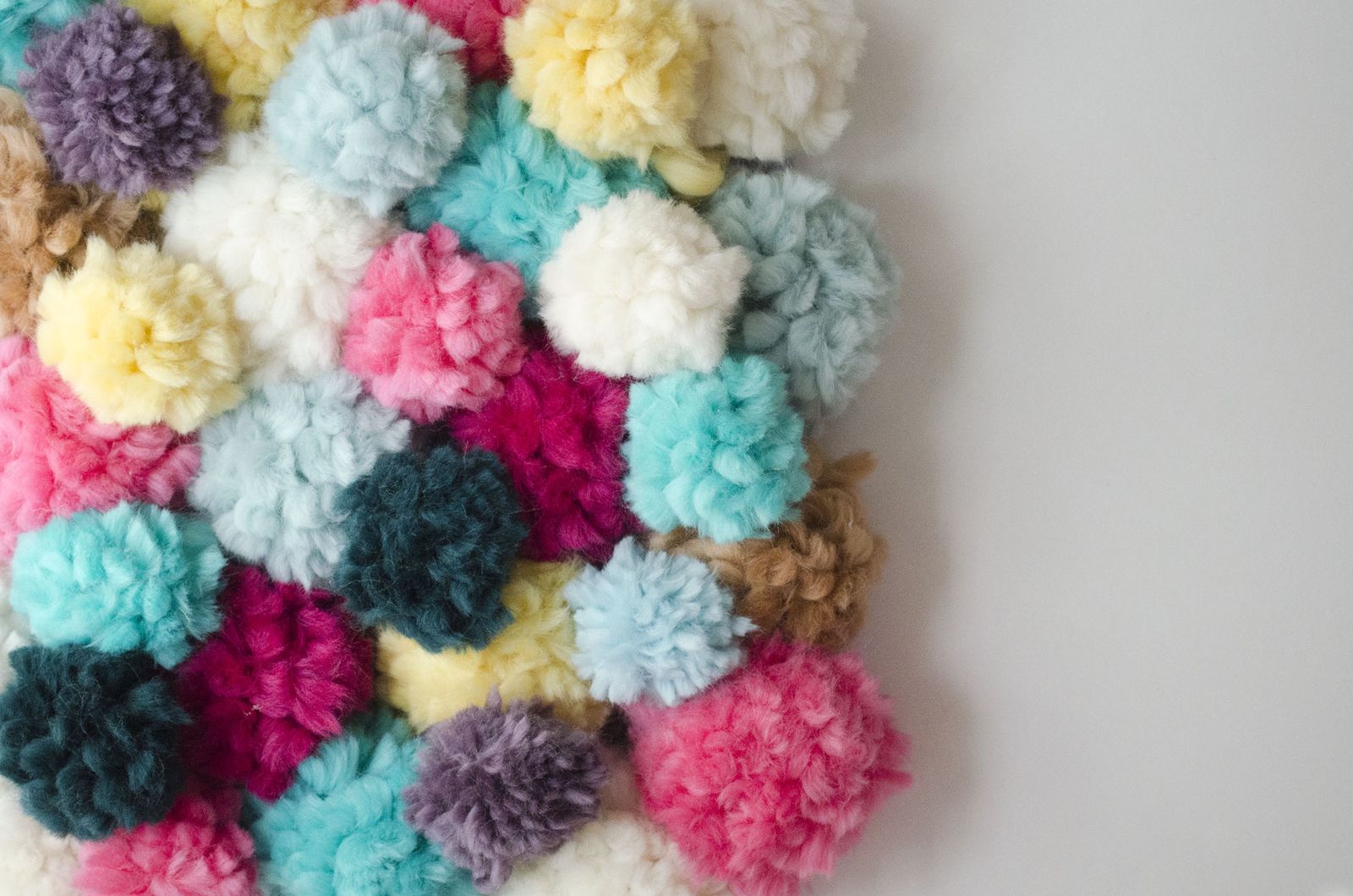 alfombra pompones DIY alfombra pompones DIY