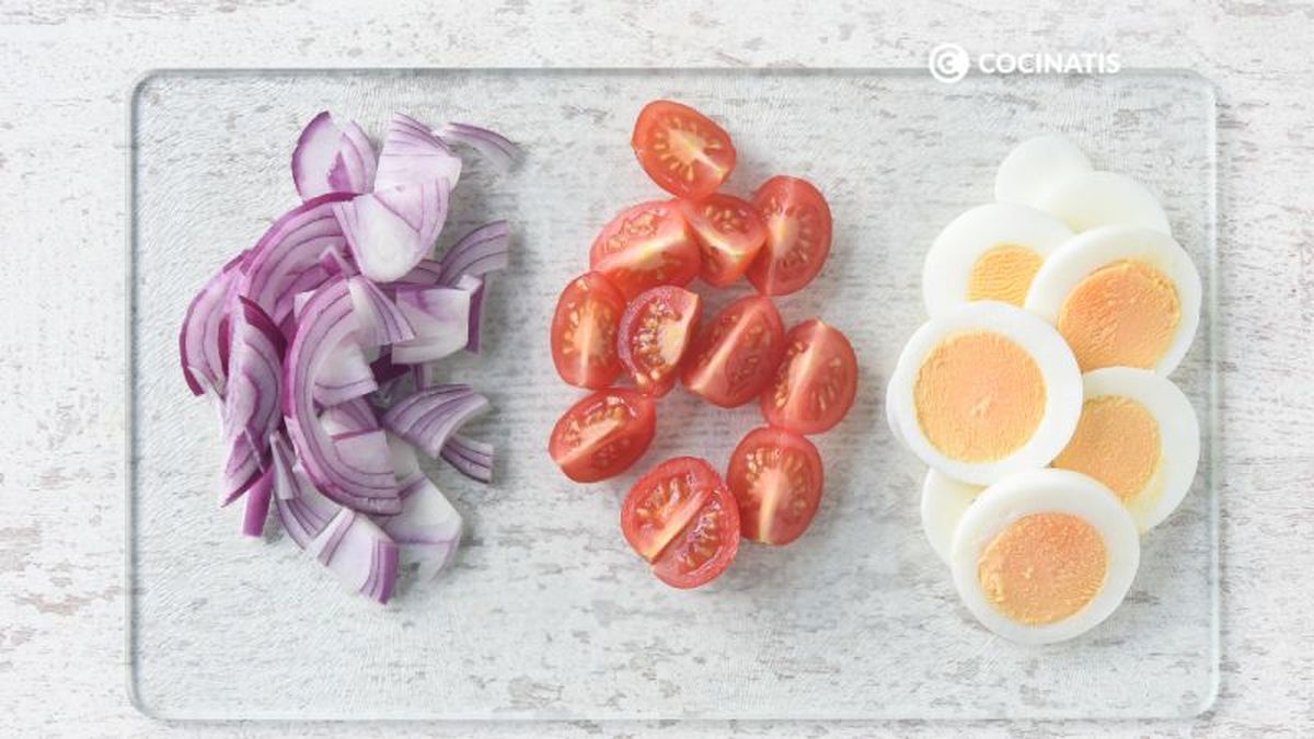Cortamos la cebolla, el tomate y el huevo duro