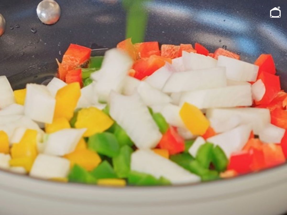 Las verduras del pisto se pican y se pochan lentamente hasta quedar bien melosas.
