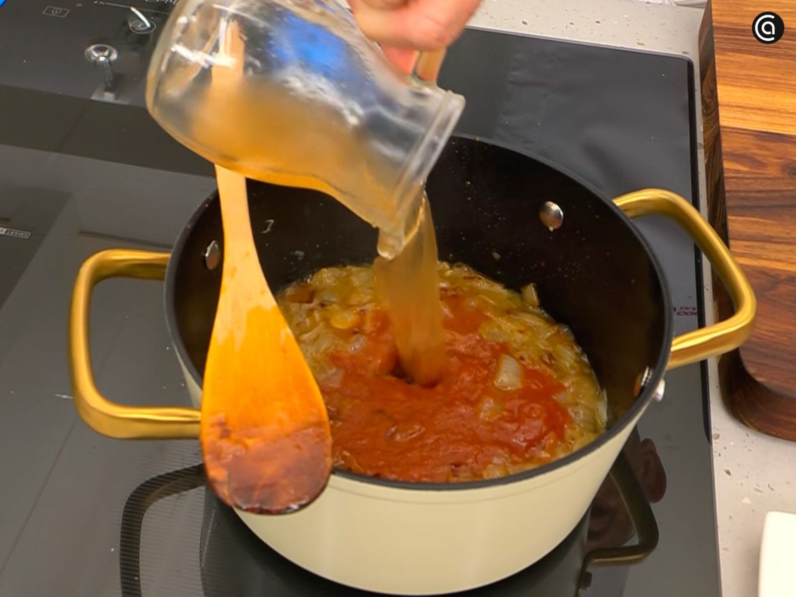 Cocina las hortalizas a fuego medio para la salsa Cocina las hortalizas a fuego medio para la salsa