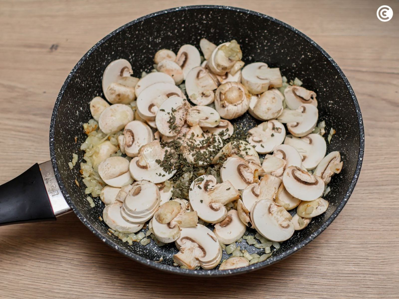 Sofreír los champiñones para hacer con espaguetis Sofreír los champiñones para hacer con espaguetis