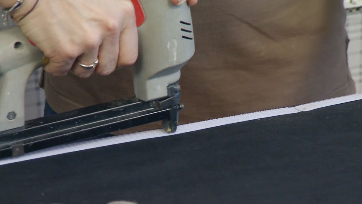 Dormitorio elegante en gris y amarillo paso 6