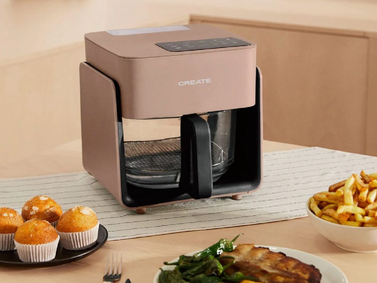 La freidora cuenta con cesta de cristal para observar el proceso de cocción