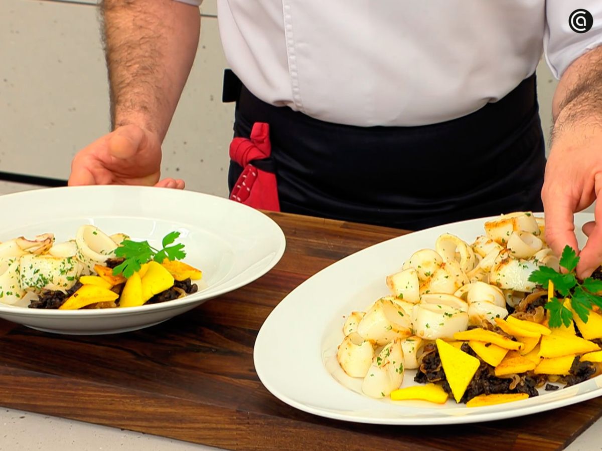 Acompaña los chipirones salteados con morcilla con unos triángulos de polenta