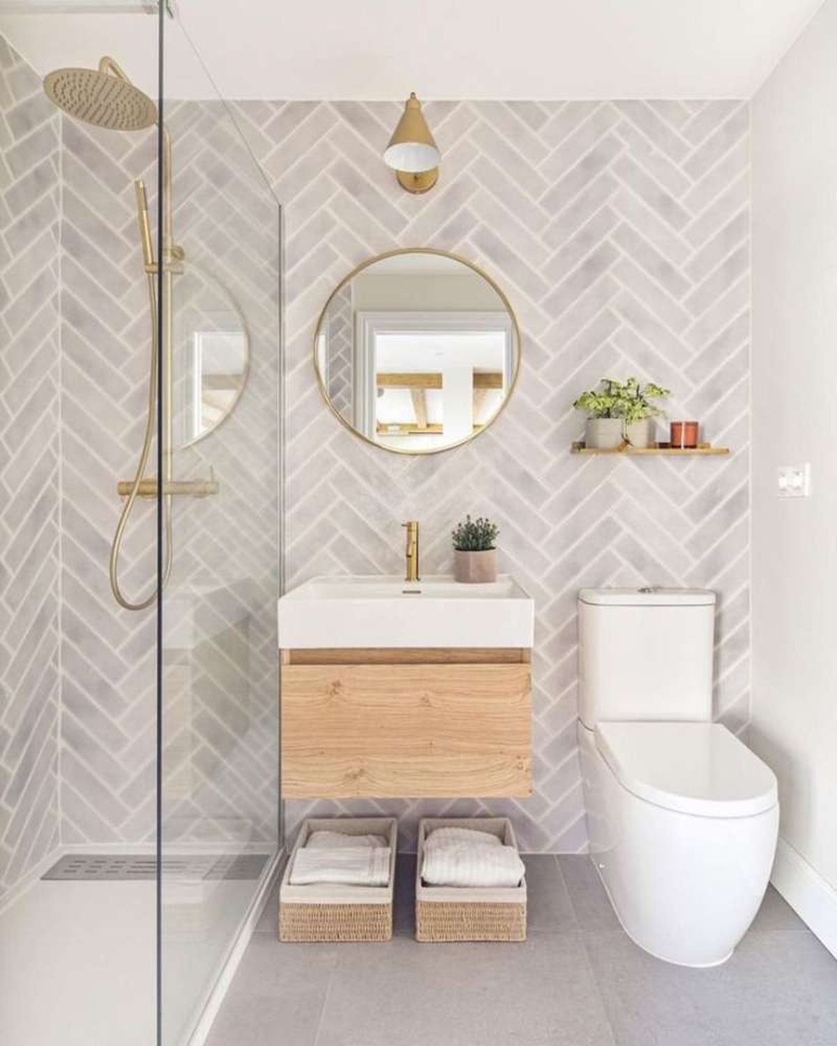 Baño de estilo nórdico decorado en blanco y beige con muebles de madera clara.