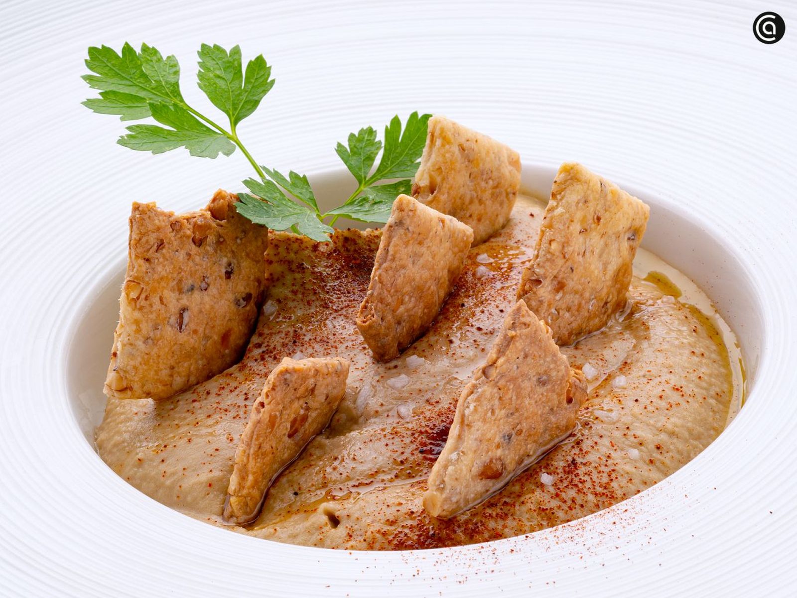 Hummus de berenjena y ajo con crackers de nueces