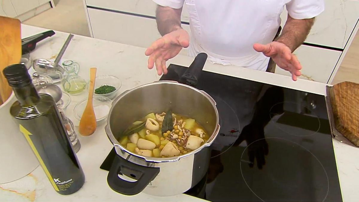 KARL66580320 calamares con garbanzos receta karlos arguinano paso4