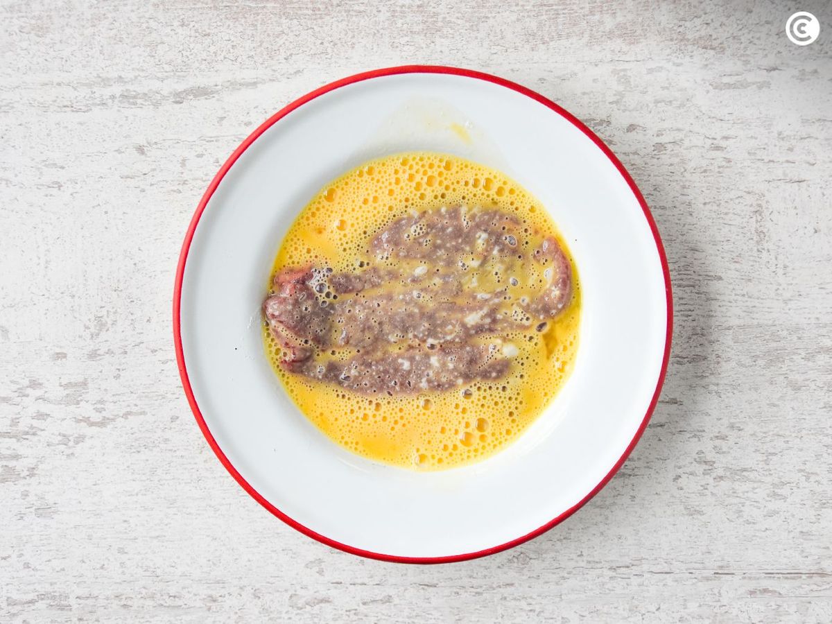 Cubrir con huevo los filetes de ternera para hacerlos empanados